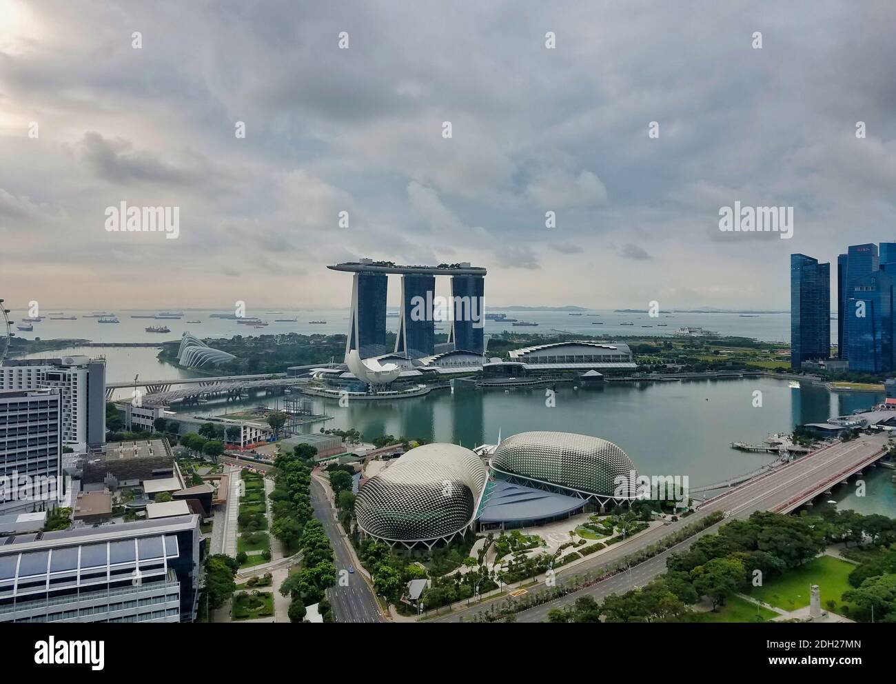 SINGAPUR - 7. Mai 2017: Luftpanorama über die Bucht von Singapur, mit dem Marina Bay Sands Luxushotel, Shopping Mall und dem Financial and Businesses Stockfoto