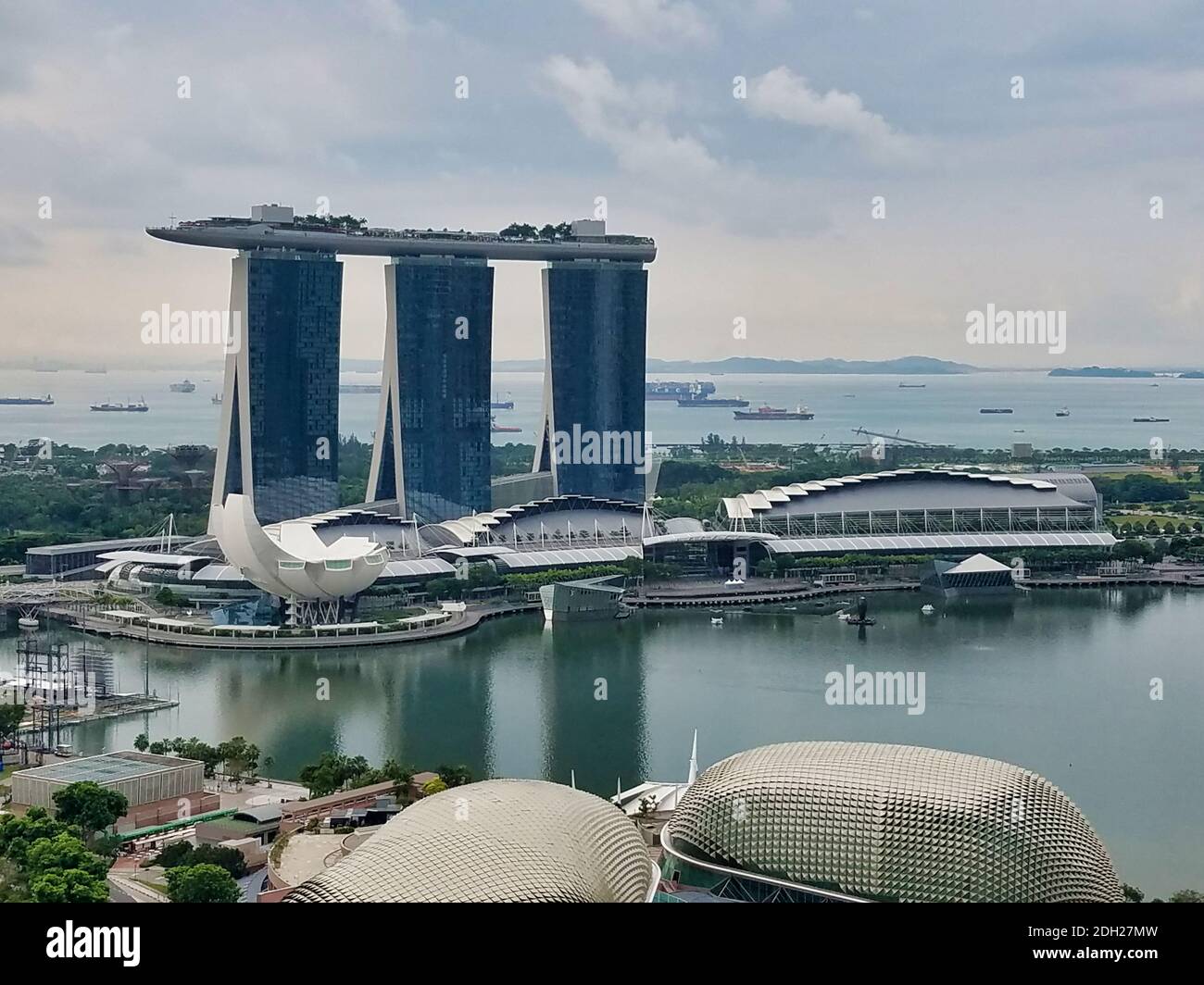 SINGAPUR - 7. Mai 2017: Luftpanorama über die Bucht von Singapur, mit dem Marina Bay Sands Luxushotel, Shopping Mall und dem Financial and Businesses Stockfoto