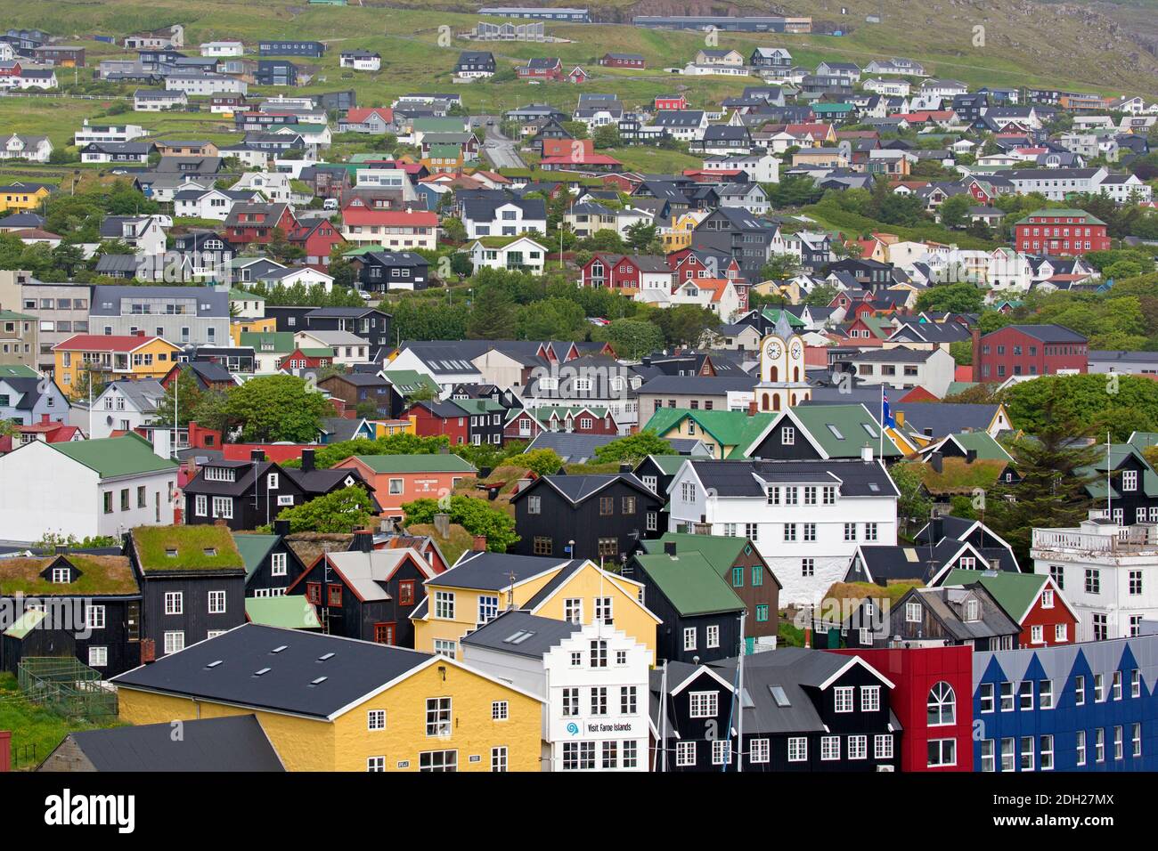 Blick über Torshavn, Hauptstadt und größte Stadt der Färöer-Inseln / Färöer-Inseln auf der Insel Streymoy Stockfoto