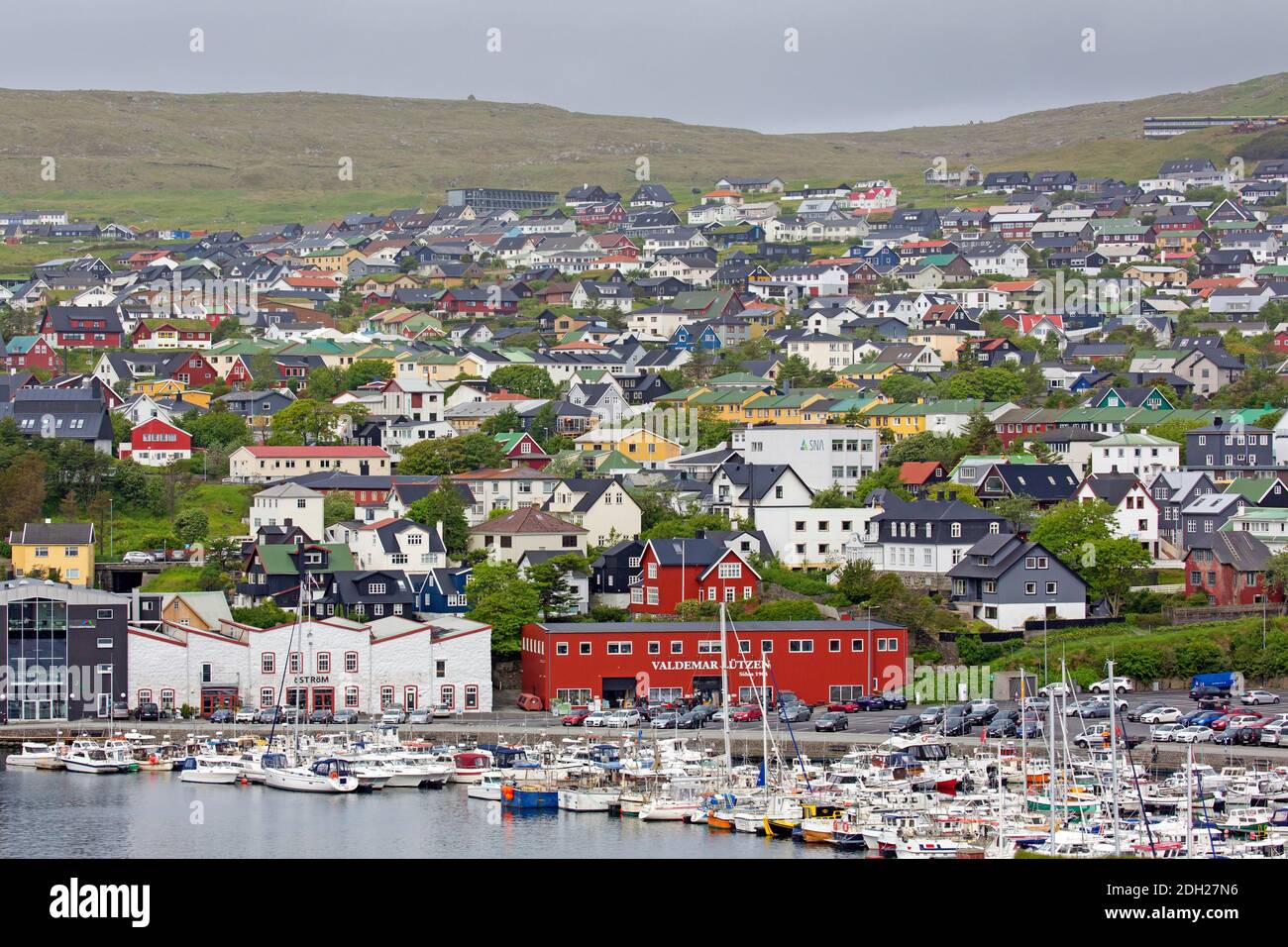 Blick über den Hafen / Yachthafen von Torshavn, Hauptstadt und größte Stadt der Färöer-Inseln / Färöer-Inseln auf der Insel Streymoy Stockfoto
