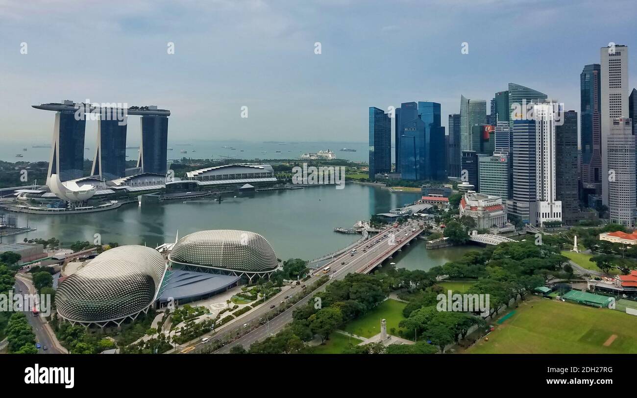SINGAPUR - 7. Mai 2017: Luftpanorama über die Bucht von Singapur, mit dem Marina Bay Sands Luxushotel, Einkaufszentrum und Casino zum Financial A Stockfoto
