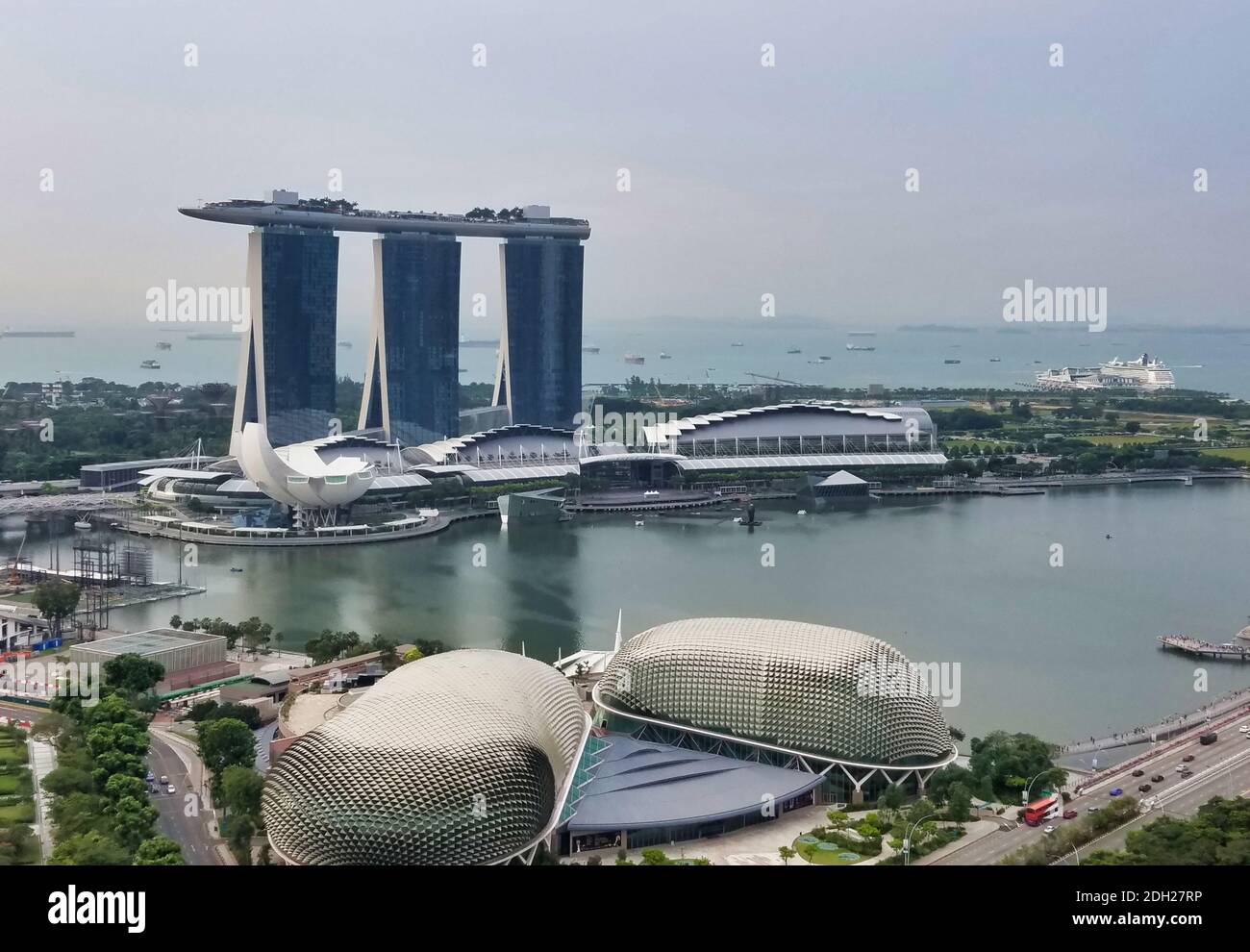 SINGAPUR - 7. Mai 2017: Luftpanorama über die Bucht von Singapur, mit dem Marina Bay Sands Luxushotel, Einkaufszentrum und Casino zum Financial A Stockfoto