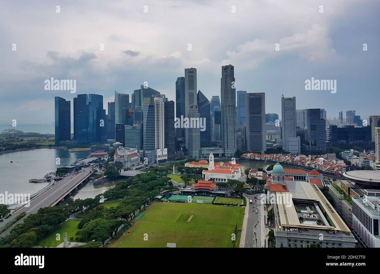 SINGAPUR - 7. Mai 2017: Luftpanorama über die Bucht von Singapur, mit dem Marina Bay Sands Luxushotel, Einkaufszentrum und Casino zum Financial A Stockfoto