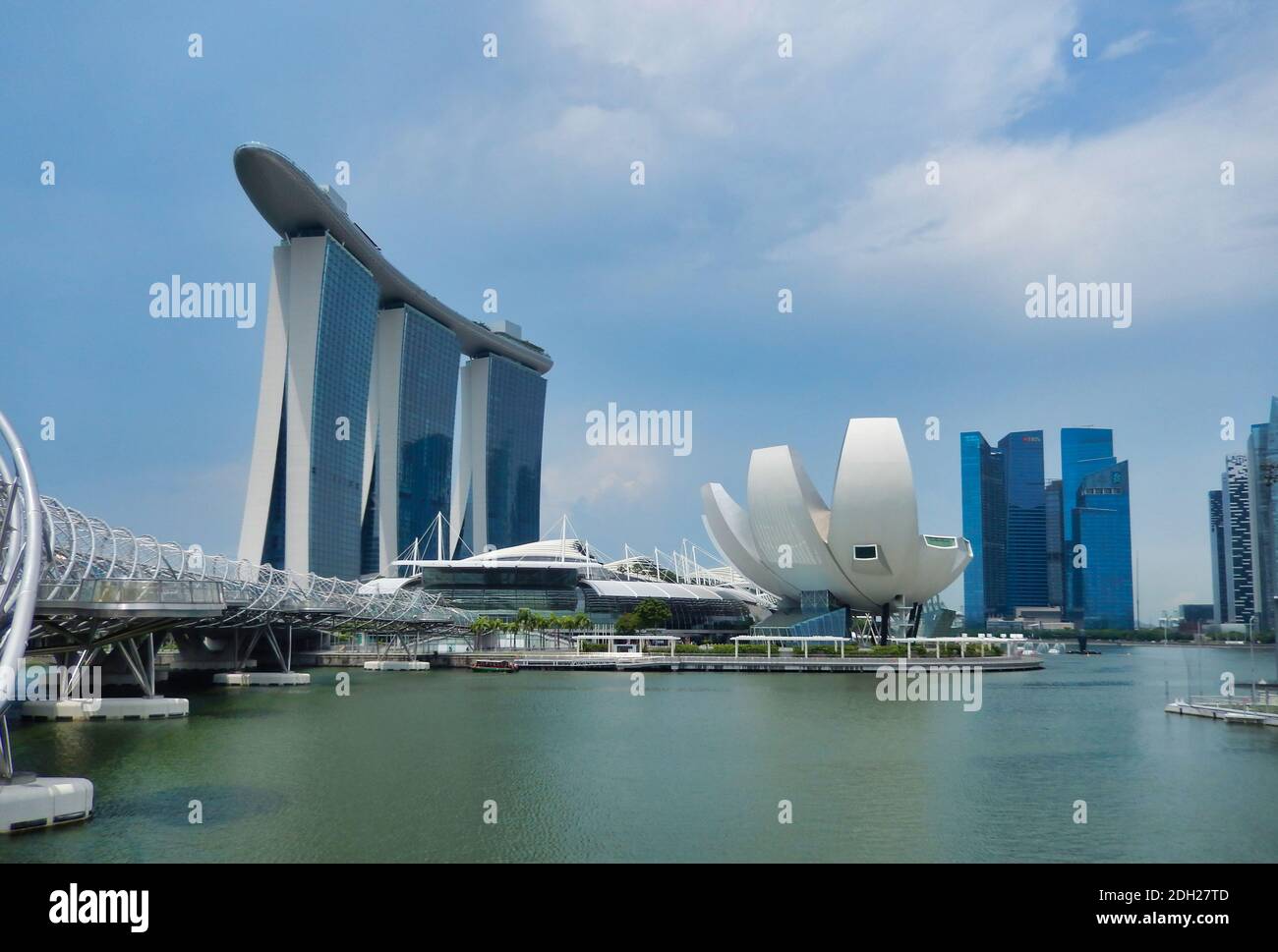 SINGAPUR - 7. Mai 2017: Marina Bay Sands Luxushotel, Einkaufszentrum und Casino, und die angrenzenden Gärten an der Bucht. Stockfoto