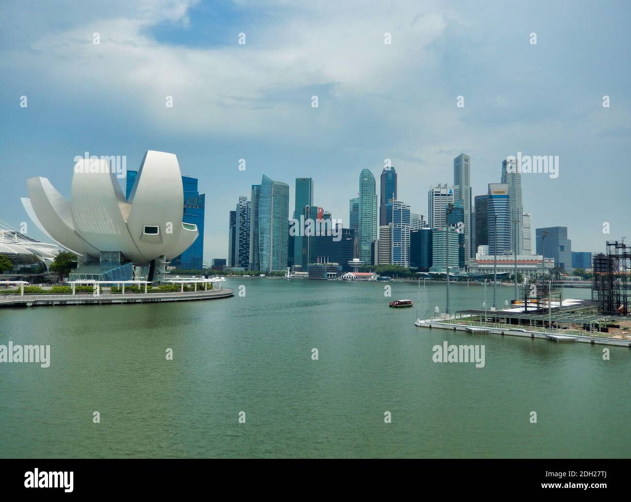 SINGAPUR - 7. Mai 2017: Panorama über die Bucht von Singapur, vom Marina Bay Sands Luxushotel, Einkaufszentrum und Casino bis hin zum Financial und Busi Stockfoto