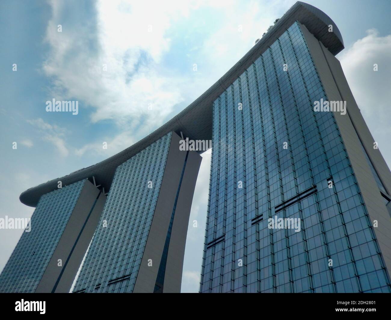 SINGAPUR - 7. Mai 2017: Ikonische Hochhausarchitektur mit dem Marina Bay Sands Luxushotel. Stockfoto