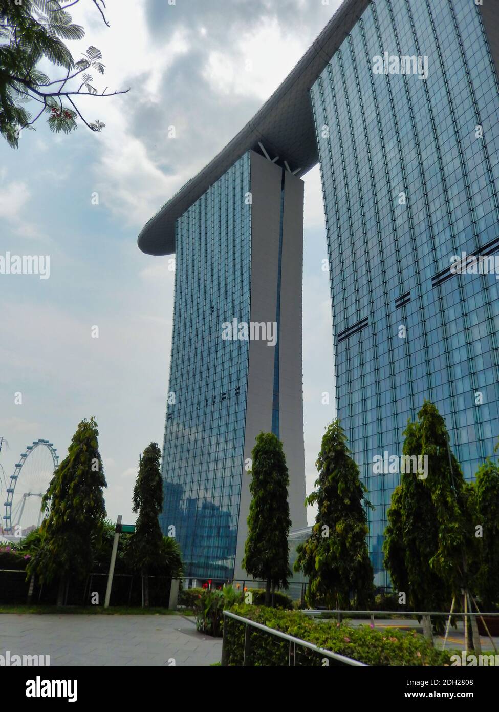 SINGAPUR - 7. Mai 2017: Ikonische Hochhausarchitektur mit dem Marina Bay Sands Luxushotel. Stockfoto