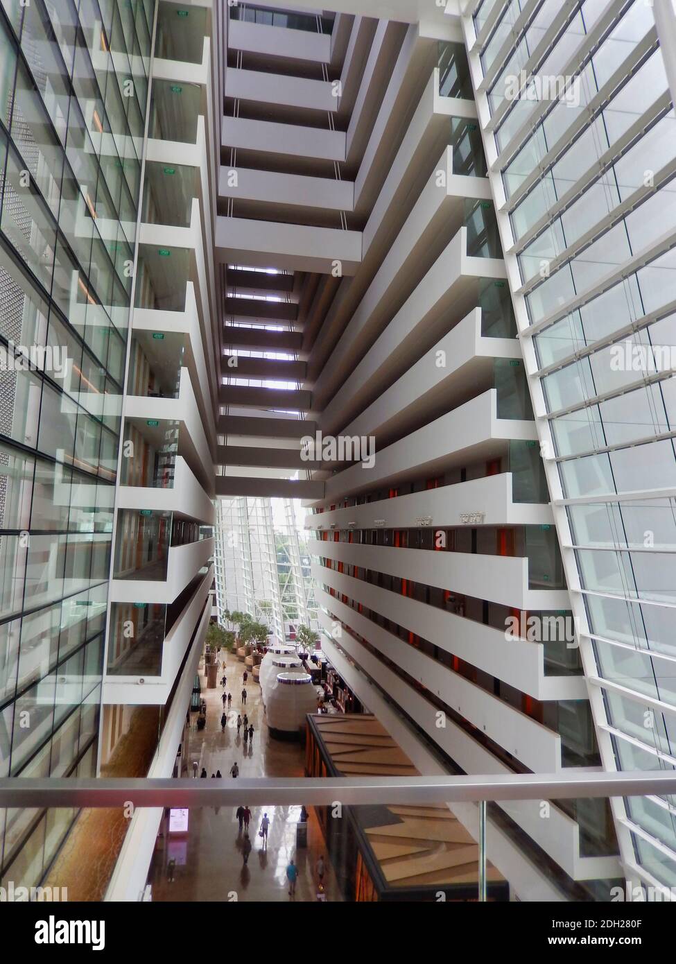 SINGAPUR - 7. Mai 2017: Ikonisches Interieur des Luxushotels Marina Bay Sands. Stockfoto