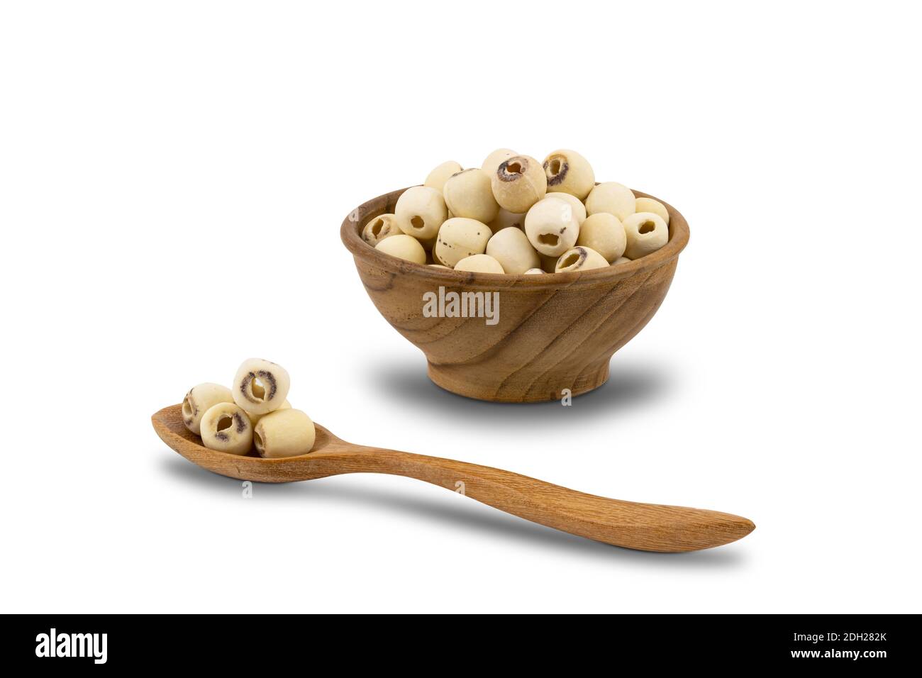 Getrocknete Lotus Seeds in Holzschale und Holzlöffel auf weißem Hintergrund mit Clipping Pfad. Stockfoto