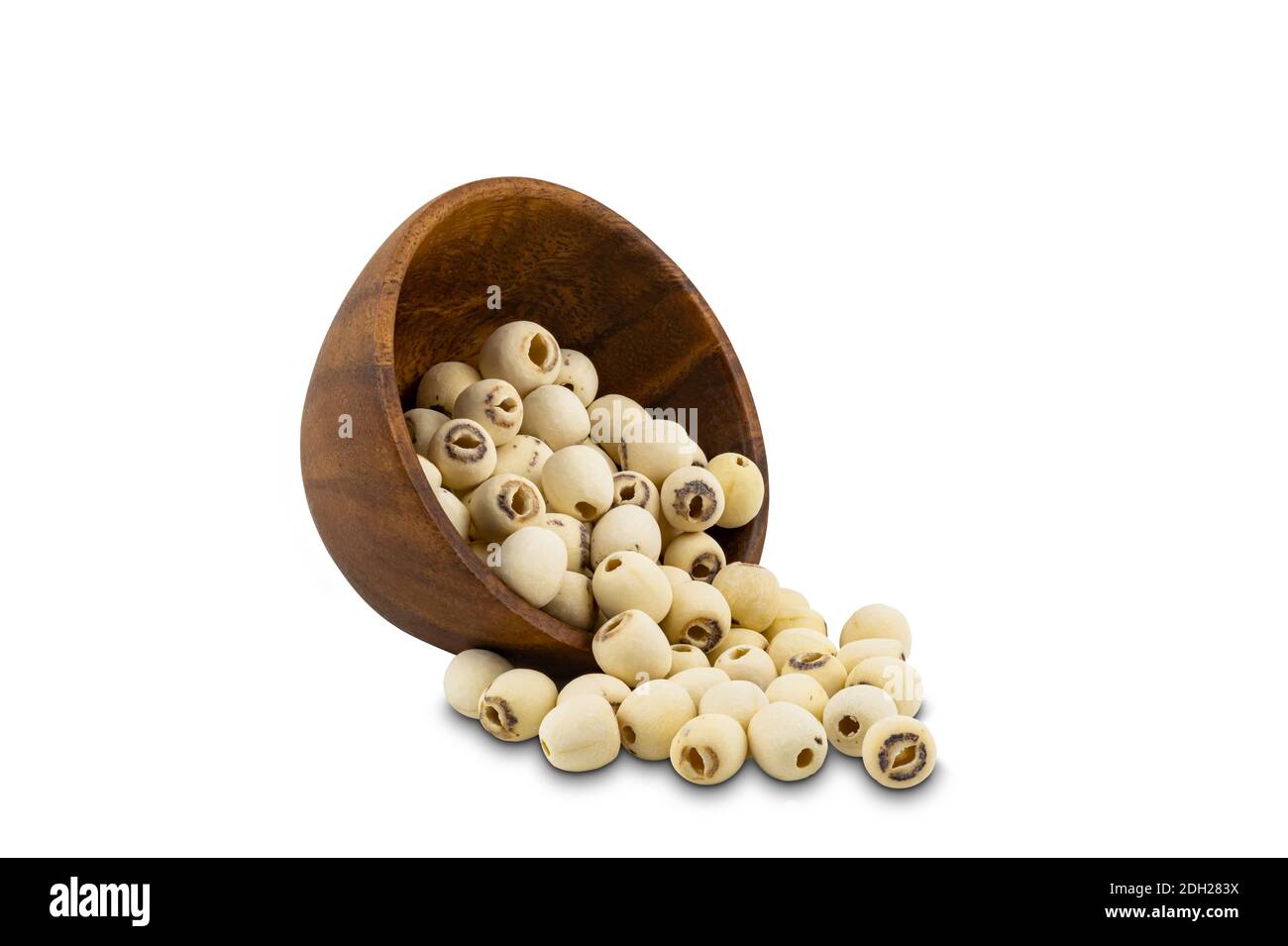 Getrocknete Lotus Seeds in Holzschale auf weißem Hintergrund. Stockfoto