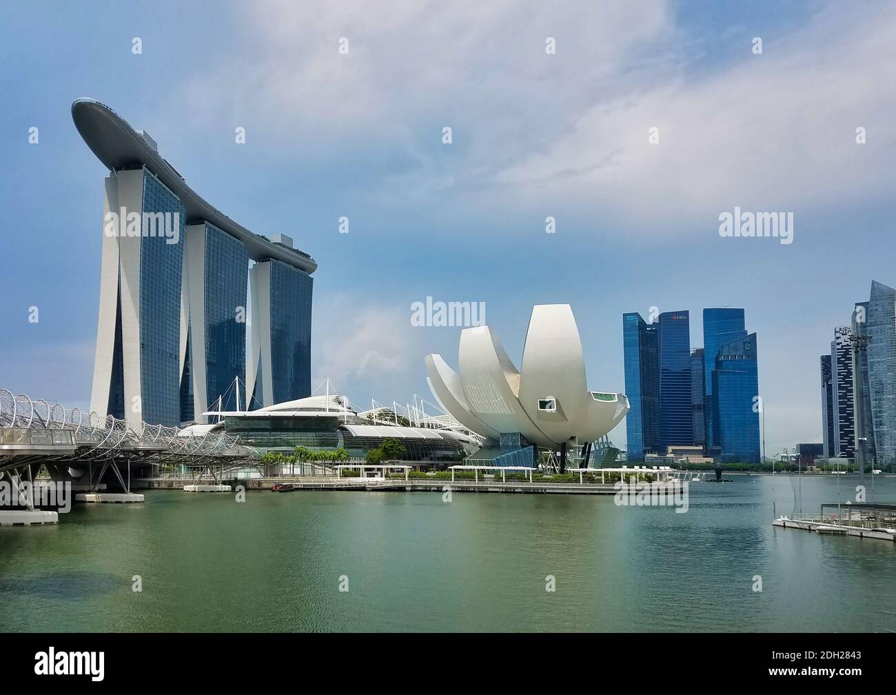 SINGAPUR, SINGAPUR - 7. Mai 2017: Marina Bay Sands Luxus-Komplex mit der DNA Helix Bridge und dem ArtScience Museum ikonische Lotus-Architektur. Stockfoto