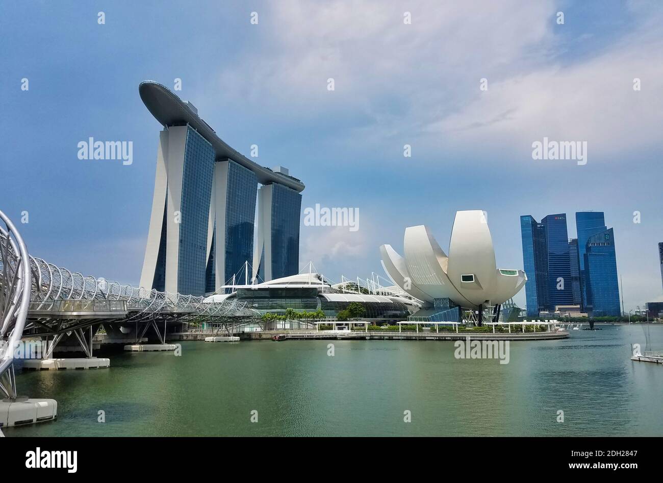 SINGAPUR, SINGAPUR - 7. Mai 2017: Marina Bay Sands Luxus-Komplex mit der DNA Helix Bridge und dem ArtScience Museum ikonische Lotus-Architektur. Stockfoto