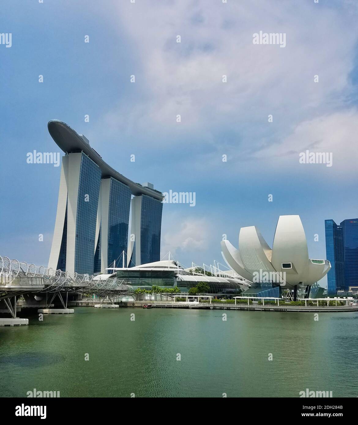 SINGAPUR, SINGAPUR - 7. Mai 2017: Marina Bay Sands Luxus-Komplex mit der DNA Helix Bridge und dem ArtScience Museum ikonische Lotus-Architektur. Stockfoto