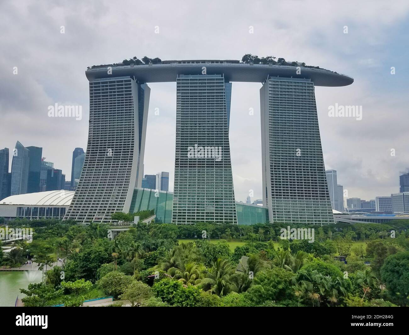 SINGAPUR - 7. Mai 2017: Ikonisches Bild des Luxushotels Marina Bay Sands, des Einkaufszentrums und des Casinos und der angrenzenden Gärten an der Bucht. Stockfoto
