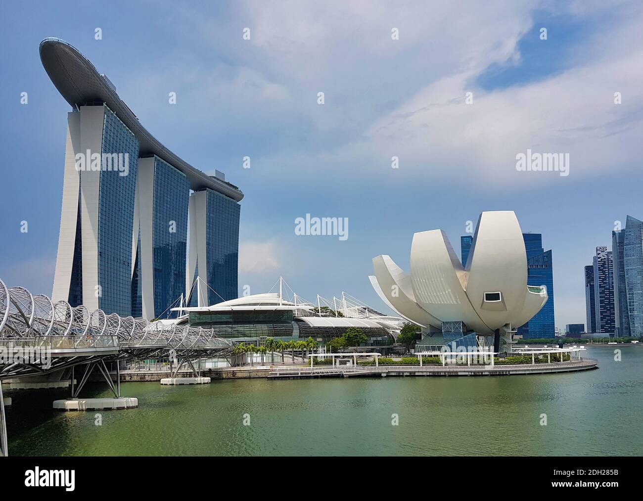 SINGAPUR, SINGAPUR - 7. Mai 2017: Marina Bay Sands Luxus-Komplex mit der DNA Helix Bridge und dem ArtScience Museum ikonische Lotus-Architektur. Stockfoto