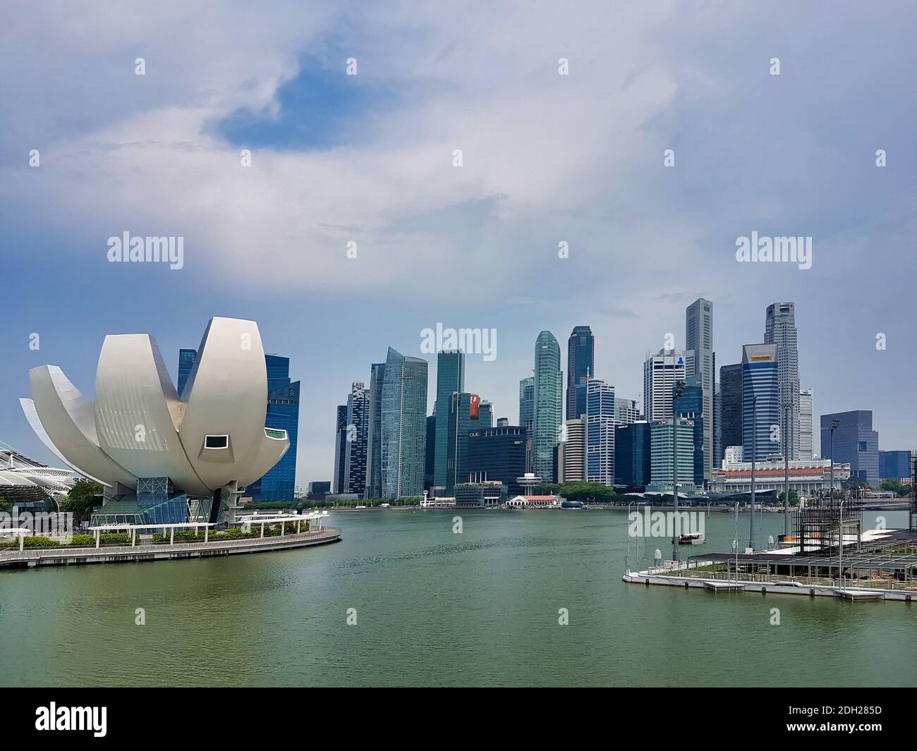 SINGAPUR - 7. Mai 2017: Singapur Finanz- und Geschäftsviertel und das ArtScience Museum ikonische Lotus-Architektur. Stockfoto