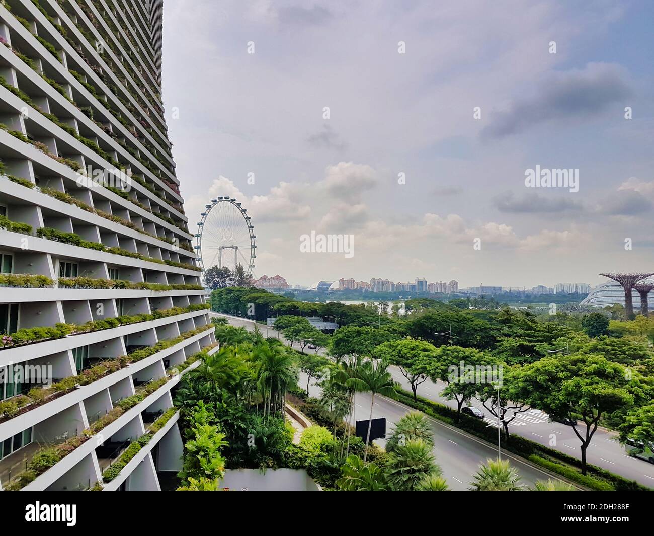 SINGAPUR - 7. Mai 2017: Luftpanorama über die Gardens by the Bay, vom Marina Bay Sands Luxushotel. Stockfoto