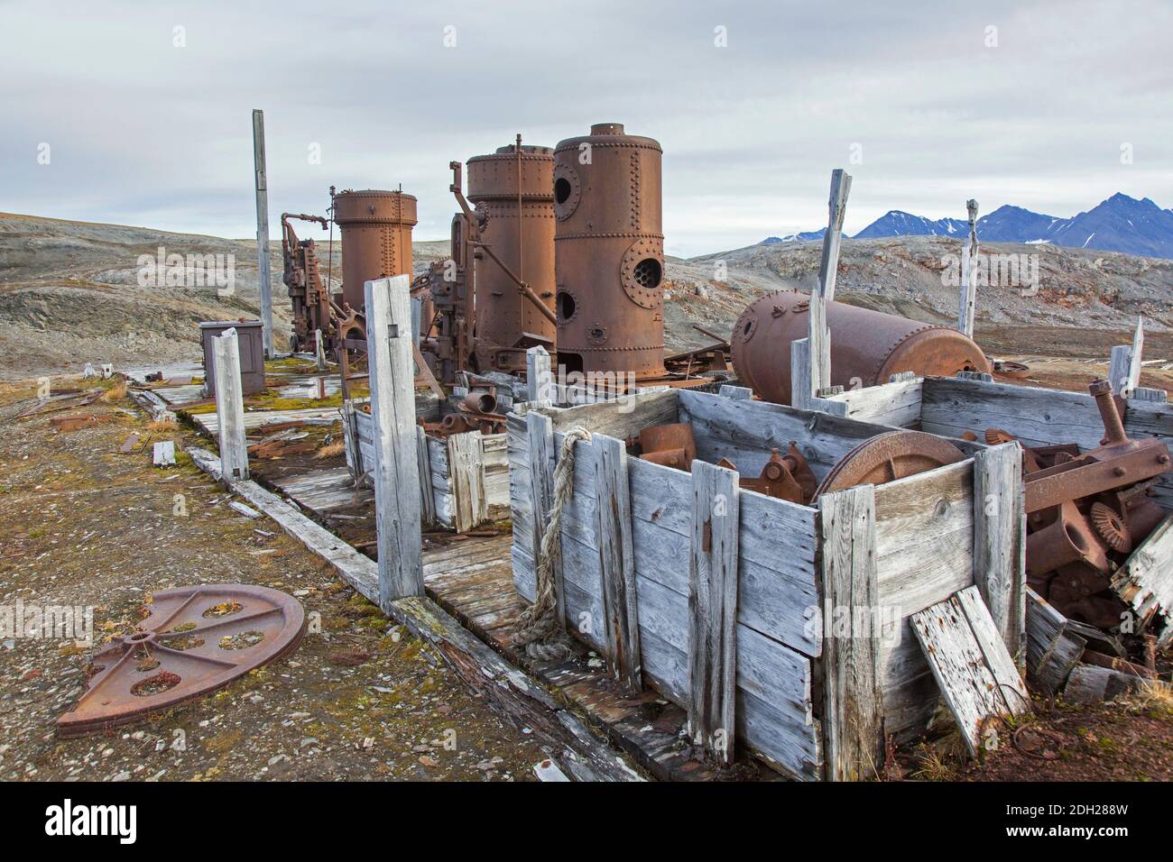 Dampfkessel im verlassenen Marmorbruch Camp Mansfield / NY London bei NY-Alesund, Blomstrandhalvøya, Kongsfjorden, Svalbard / Spitzbergen, Norwegen Stockfoto