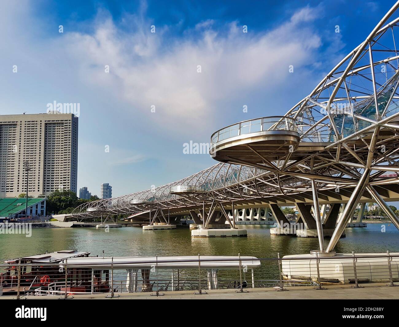 SINGAPUR, SINGAPUR - 7. Mai 2017: Detail der Helix-Brücke im Luxuskomplex Marina Bay Sands. Stockfoto