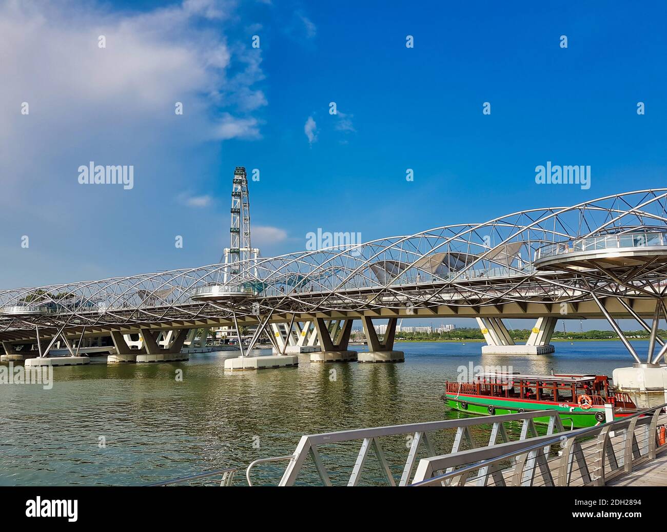 SINGAPUR, SINGAPUR - 7. Mai 2017: Detail der Helix-Brücke im Luxuskomplex Marina Bay Sands. Stockfoto