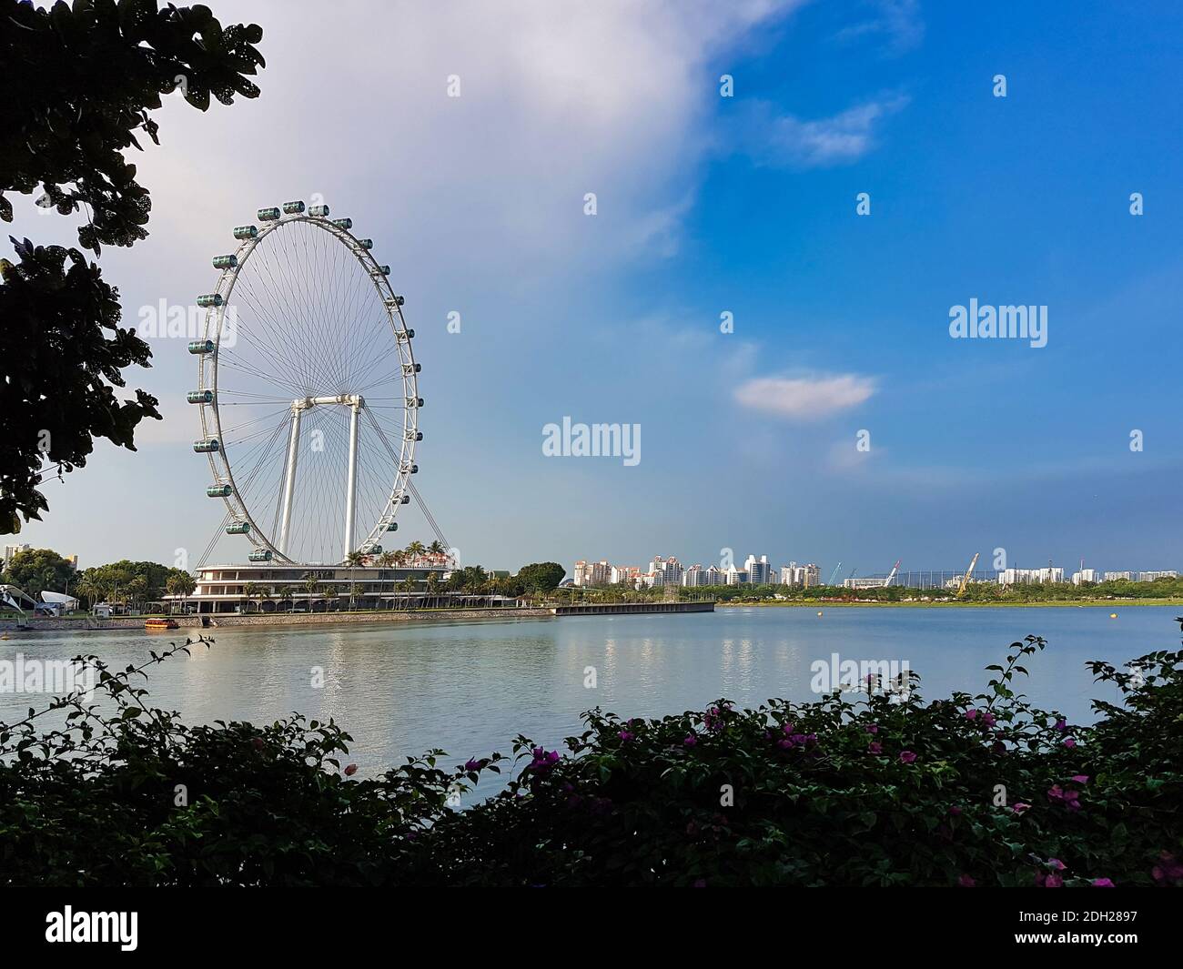 SINGAPUR - 7. Mai 2017: Panorama über die Bucht von Singapur, von den Gärten an der Bucht bis zum berühmten Riesenrad. Stockfoto