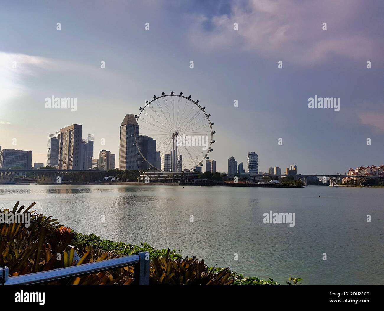 SINGAPUR - 7. Mai 2017: Panorama über die Bucht von Singapur, von den Gärten an der Bucht bis zum berühmten Riesenrad. Stockfoto