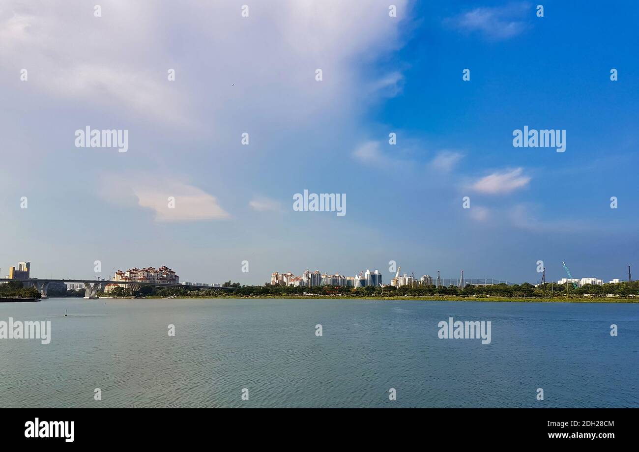 Ein weniger bekanntes Singapur-Panorama über die Marina Bay von den Gardens by the Bay. Stockfoto