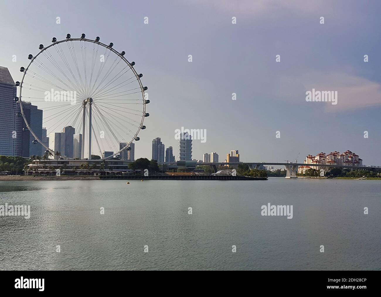 SINGAPUR - 7. Mai 2017: Panorama über die Bucht von Singapur, von den Gärten an der Bucht bis zum berühmten Riesenrad. Stockfoto