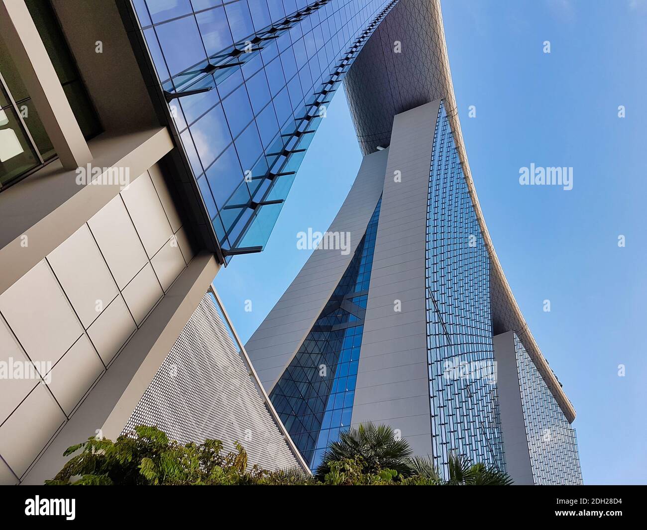 SINGAPUR - 7. Mai 2017: Ikonische Hochhausarchitektur mit dem Marina Bay Sands Luxushotel. Stockfoto