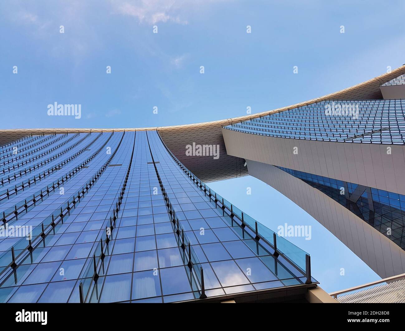 SINGAPUR - 7. Mai 2017: Ikonische Hochhausarchitektur mit dem Marina Bay Sands Luxushotel. Stockfoto