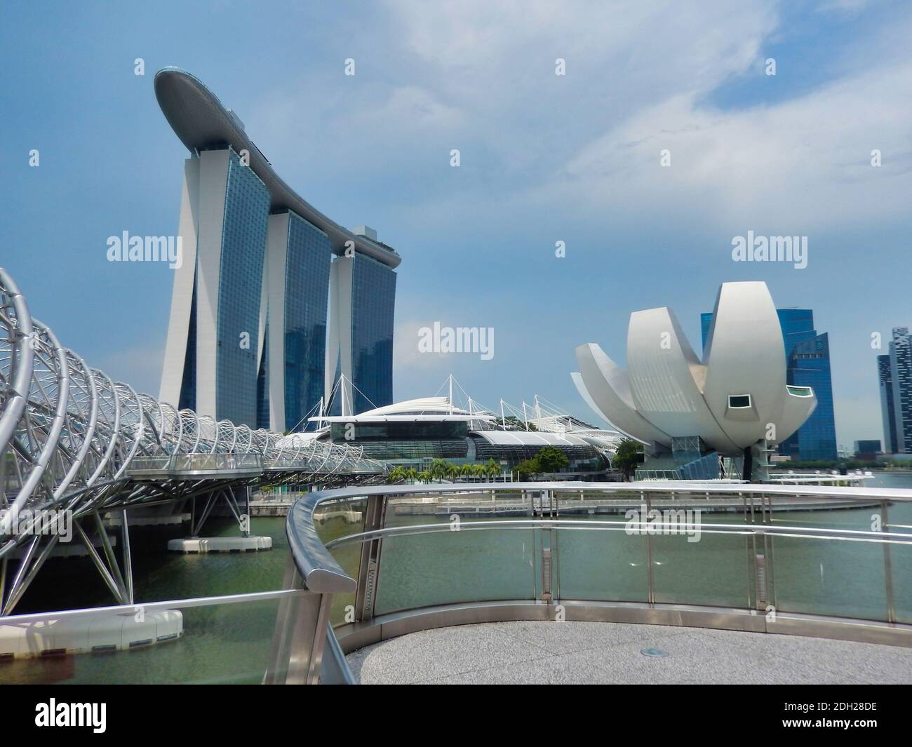 SINGAPUR, SINGAPUR - 6. Mai 2017: Marina Bay Sands Luxus-Komplex mit der DNA Helix Bridge und dem ArtScience Museum ikonische Lotus-Architektur. Stockfoto