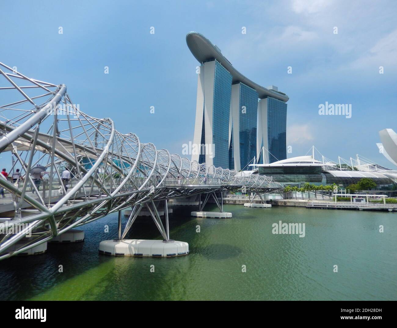 SINGAPUR, SINGAPUR - 6. Mai 2017: Marina Bay Sands Luxus-Komplex mit der DNA Helix Bridge Stockfoto