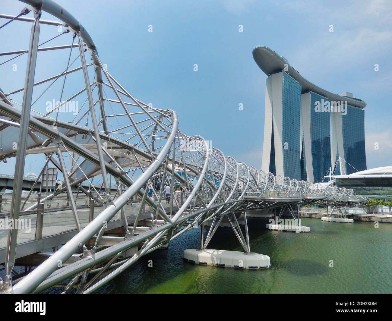 SINGAPUR, SINGAPUR - 6. Mai 2017: Marina Bay Sands Luxus-Komplex mit der DNA Helix Bridge und dem ArtScience Museum ikonische Lotus-Architektur. Stockfoto