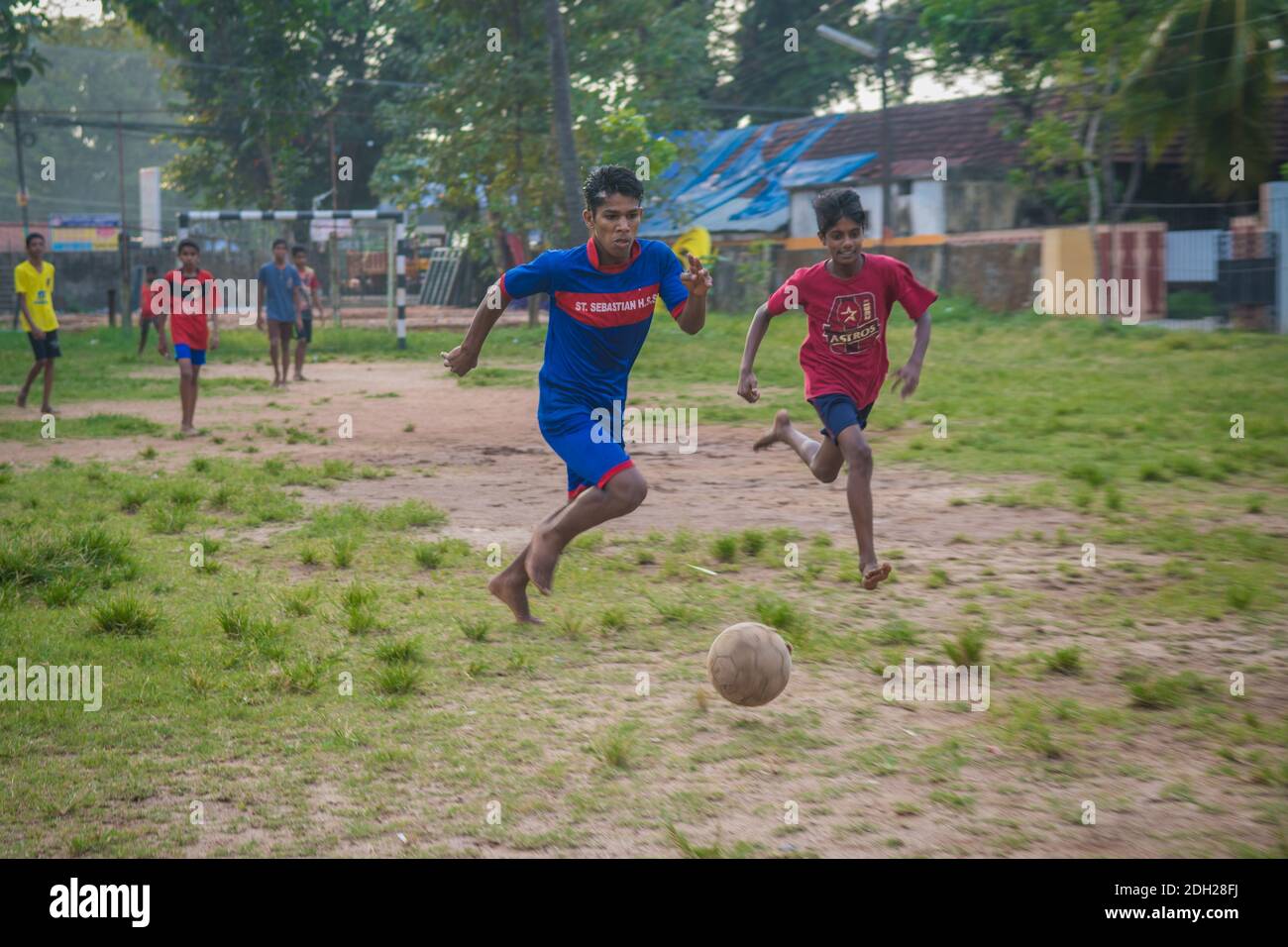 Kinder mit begrenzten Ressourcen in Indien verlassen sich auf die informelle Bildung der Non Profit Organisation. Nichts hindert sie daran, glücklich zu sein. It Stockfoto