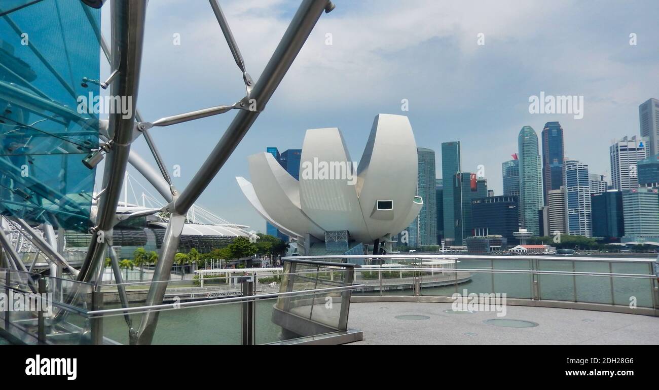SINGAPUR, SINGAPUR - 6. Mai 2017: Marina Bay Sands Luxus-Komplex mit der DNA Helix Bridge und dem ArtScience Museum ikonische Lotus-Architektur. Stockfoto