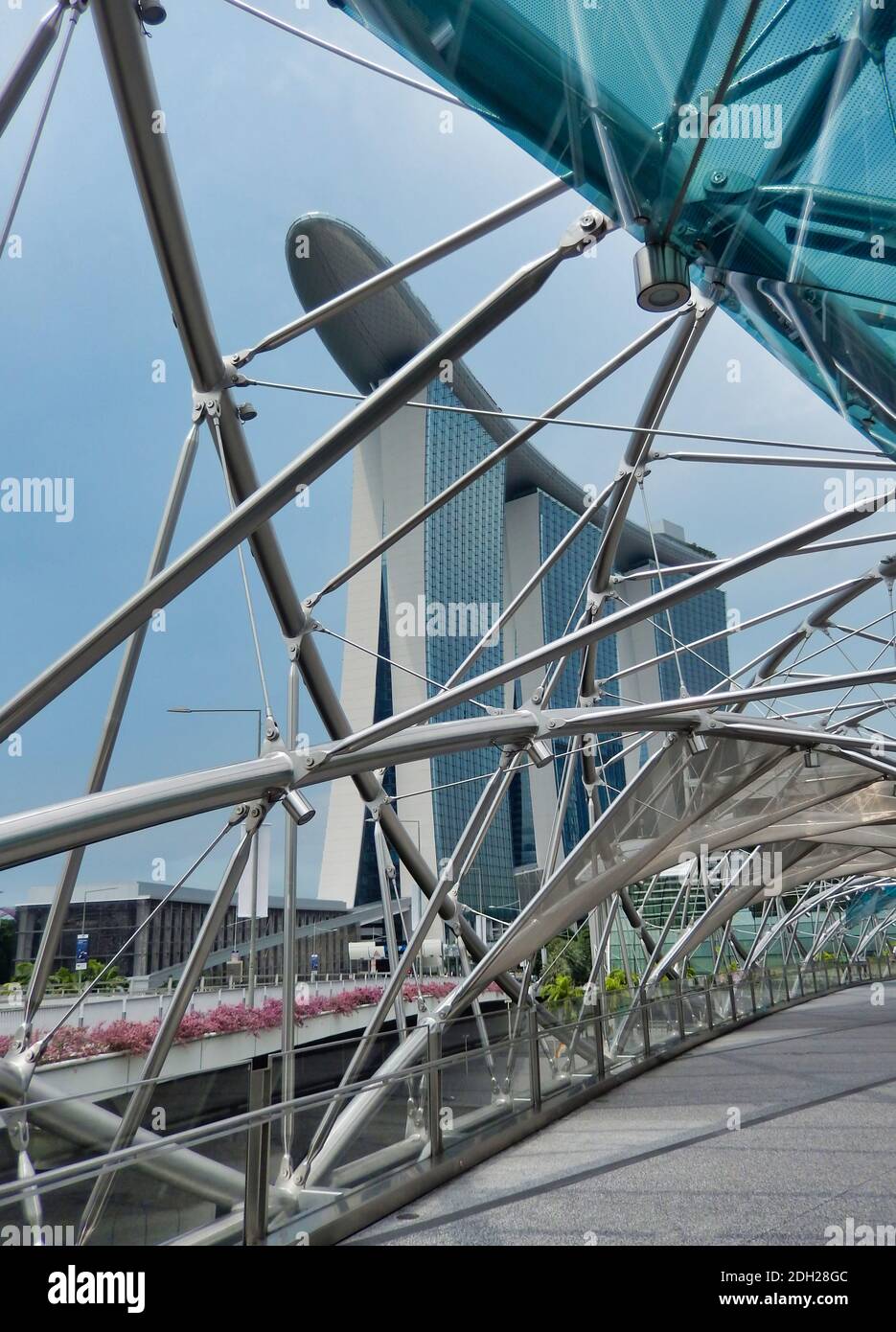 SINGAPUR, SINGAPUR - 6. Mai 2017: Marina Bay Sands Luxus-Komplex von der legendären DNA Helix Bridge aus gesehen. Stockfoto