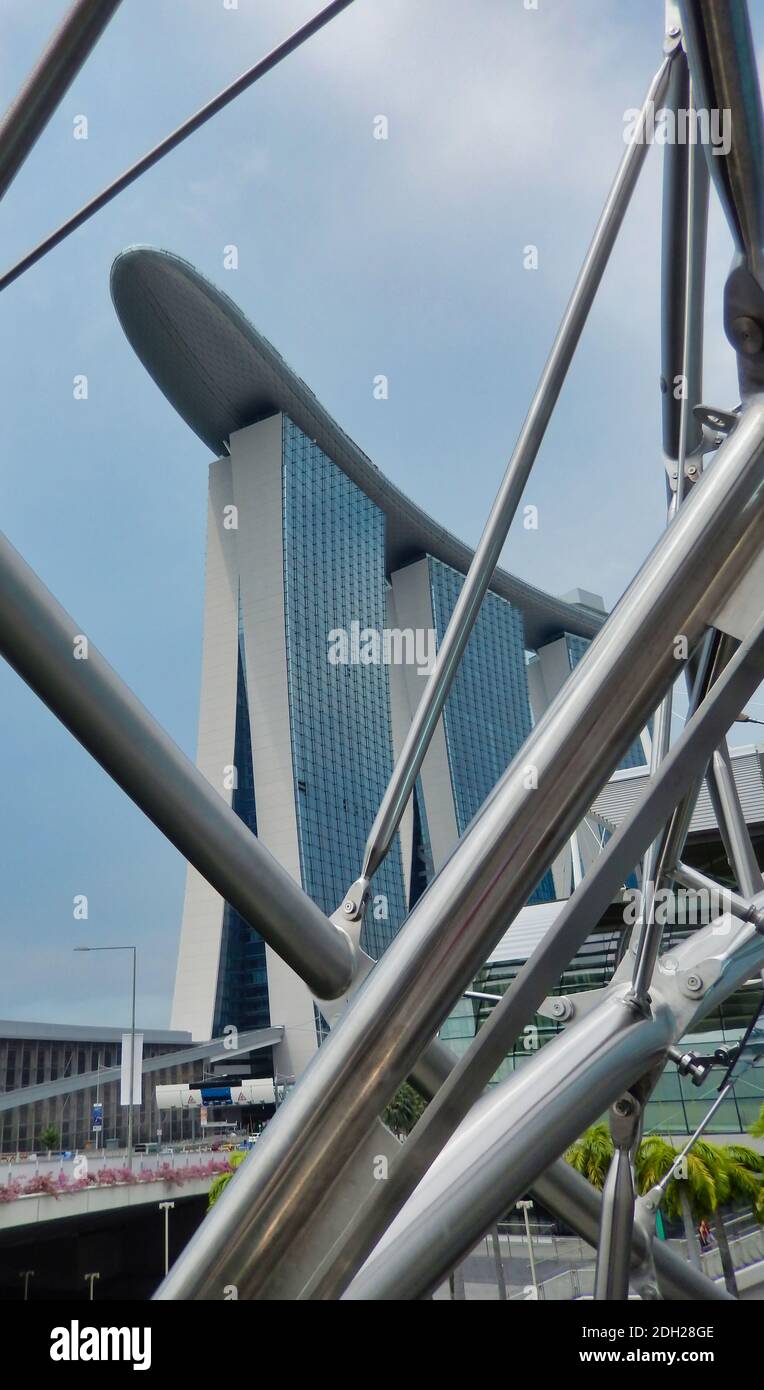 SINGAPUR, SINGAPUR - 6. Mai 2017: Marina Bay Sands Luxus-Komplex von der legendären DNA Helix Bridge aus gesehen. Stockfoto