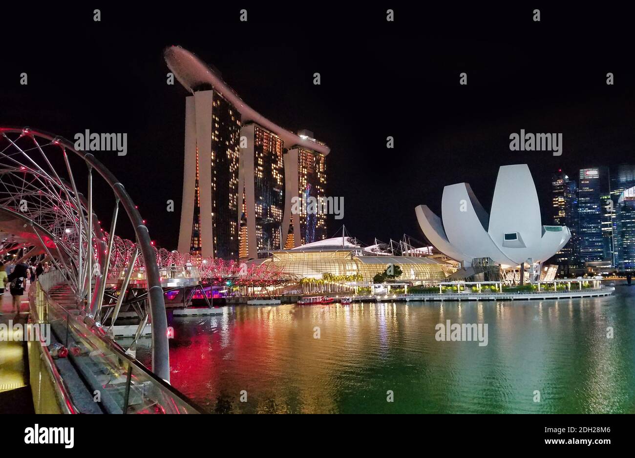 SINGAPUR, SINGAPUR - 7. Mai 2017: Marina Bay Sands Luxus-Komplex mit der DNA Helix Bridge und dem ArtScience Museum ikonische Lotus-Architektur. Stockfoto