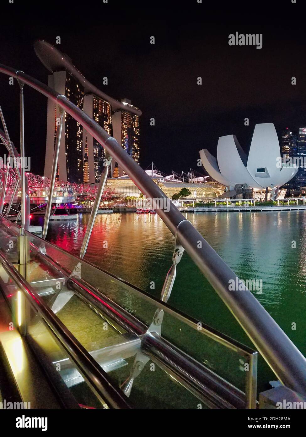 SINGAPUR, SINGAPUR - 7. Mai 2017: Marina Bay Sands Luxus-Komplex mit der DNA Helix Bridge und dem ArtScience Museum ikonische Lotus-Architektur. Stockfoto