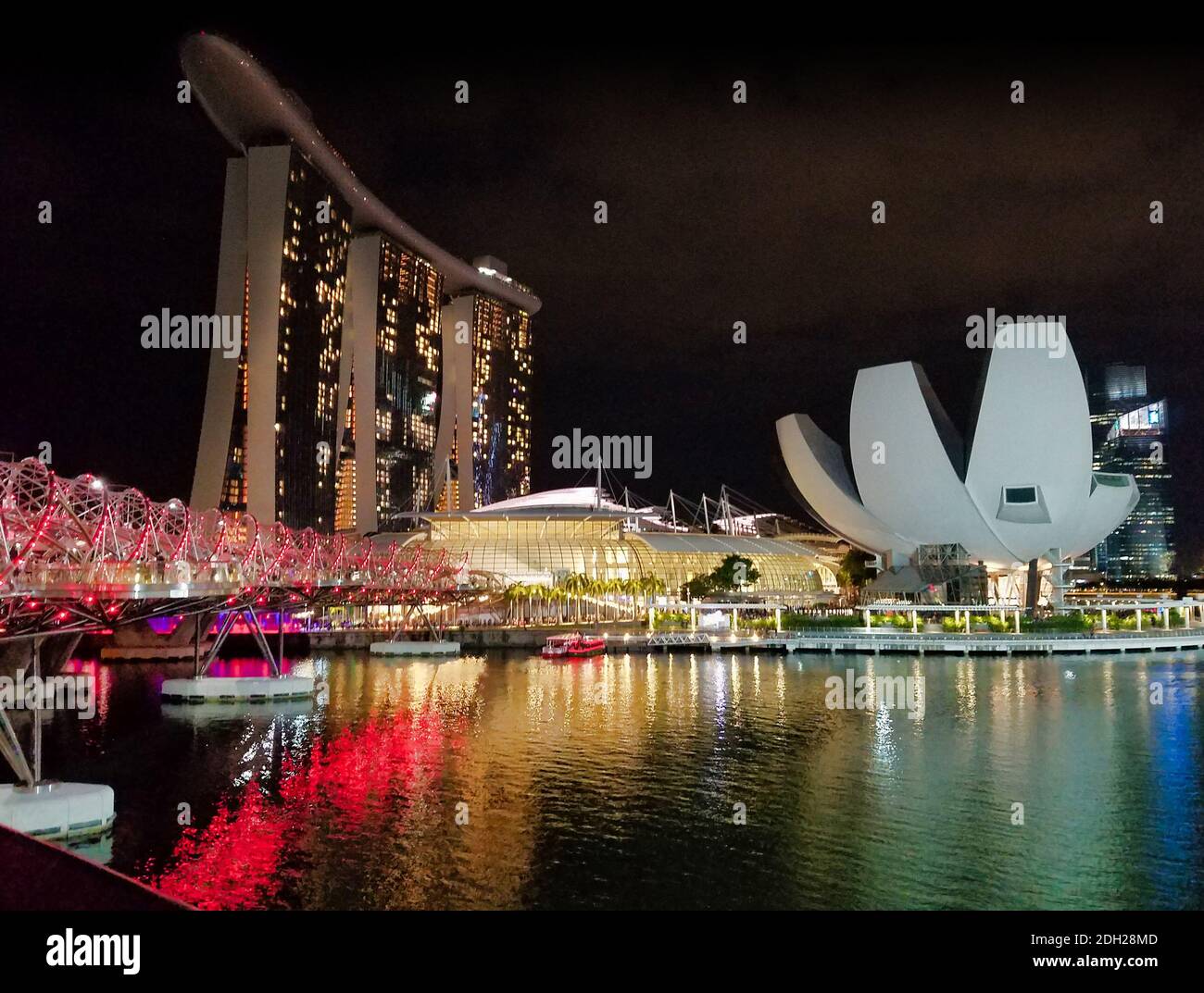 SINGAPUR, SINGAPUR - 7. Mai 2017: Marina Bay Sands Luxus-Komplex mit der DNA Helix Bridge und dem ArtScience Museum ikonische Lotus-Architektur. Stockfoto