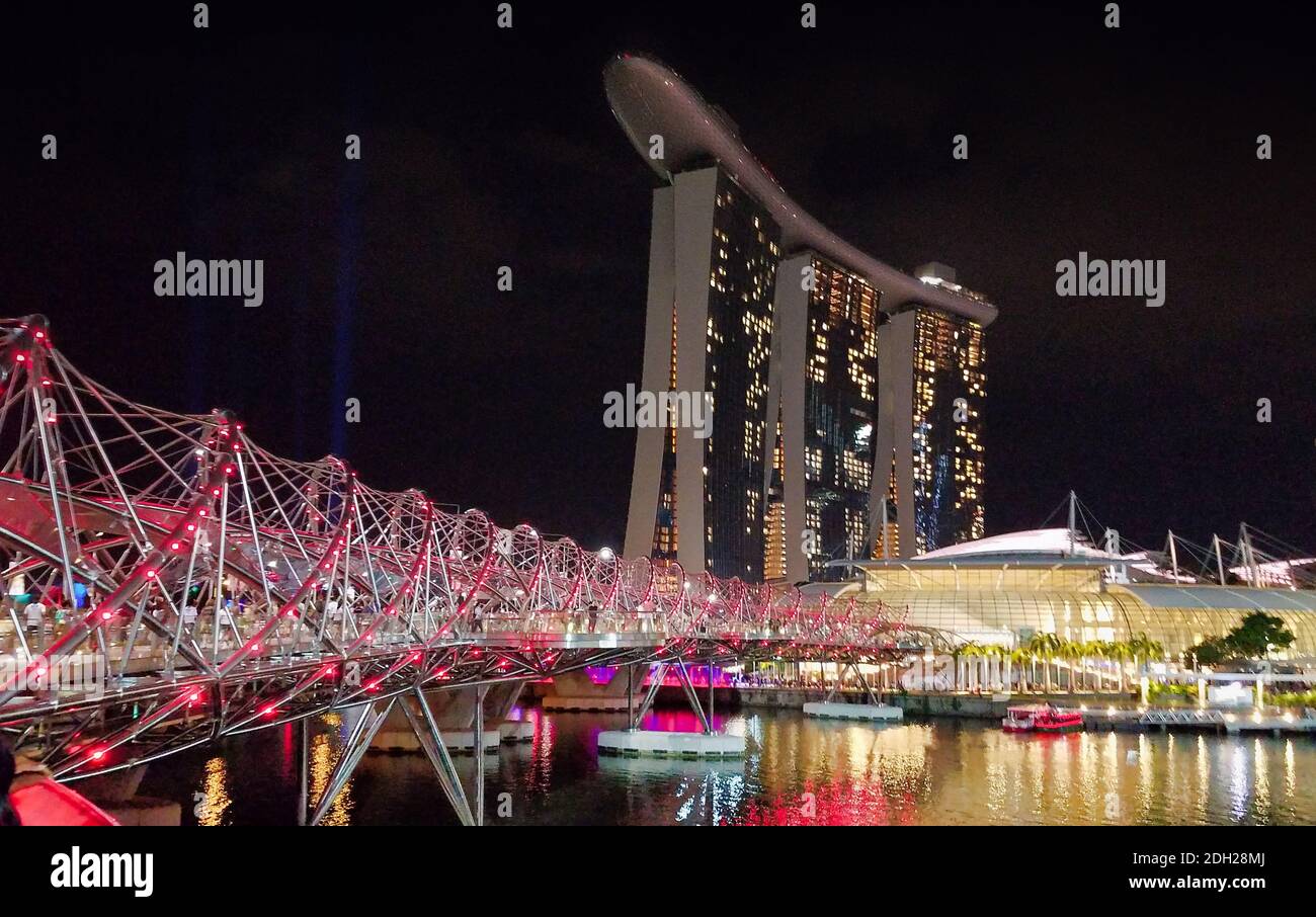 SINGAPUR, SINGAPUR - 7. Mai 2017: Marina Bay Sands Luxus-Komplex mit der DNA Helix Bridge und dem ArtScience Museum ikonische Lotus-Architektur. Stockfoto