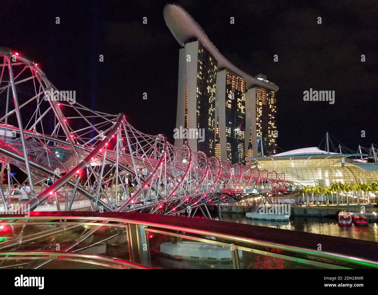 SINGAPUR, SINGAPUR - 7. Mai 2017: Marina Bay Sands Luxus-Komplex mit der DNA Helix Bridge und dem ArtScience Museum ikonische Lotus-Architektur. Stockfoto