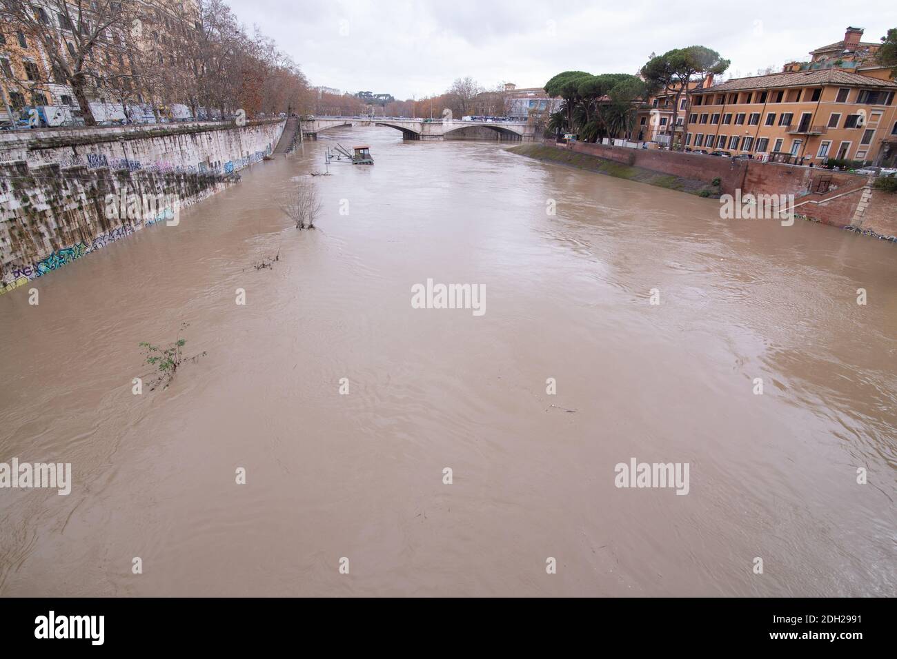 Rom, Italien. Dezember 2020. Blick auf den Tiber in Überschwemmung von der Cestio-Brücke (Foto: Matteo Nardone/Pacific Press) Quelle: Pacific Press Media Production Corp./Alamy Live News Stockfoto
