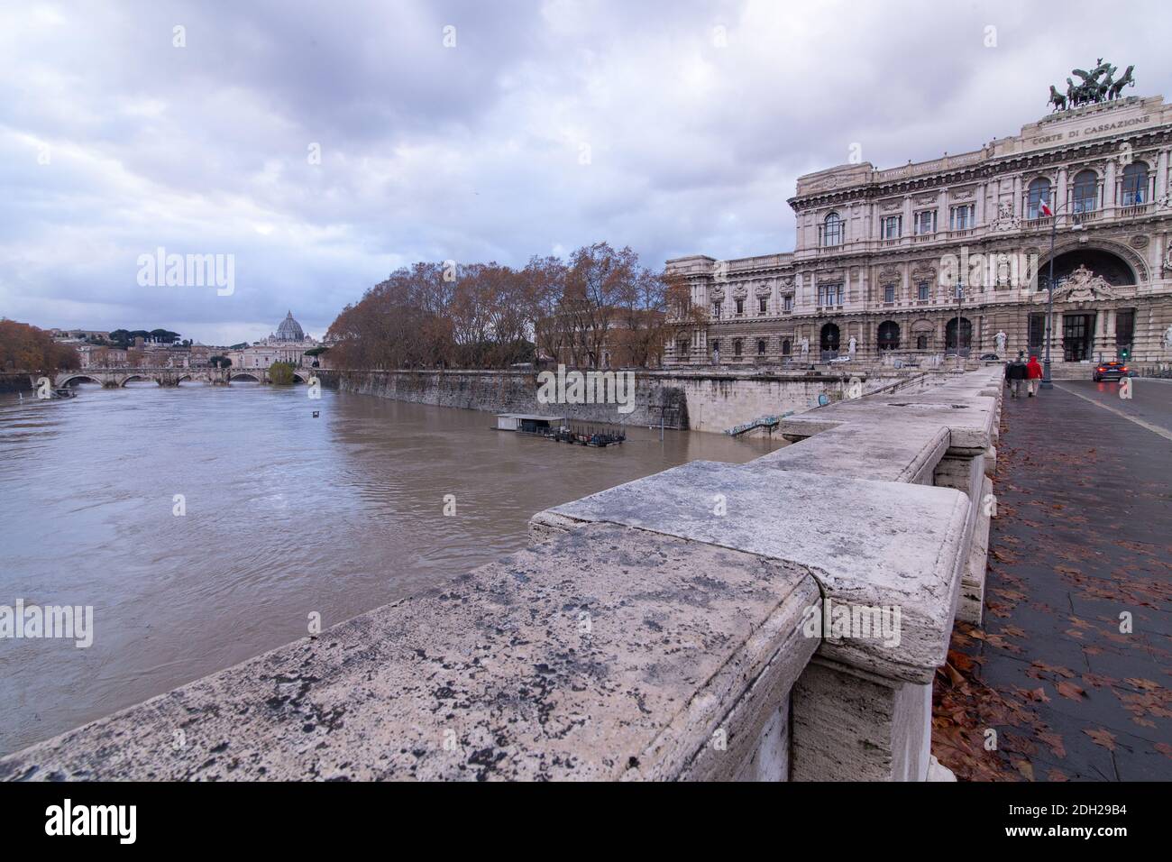 Rom, Italien. Dezember 2020. Blick auf den überfluteten Tiber von der Umberto-Brücke (Foto: Matteo Nardone/Pacific Press) Quelle: Pacific Press Media Production Corp./Alamy Live News Stockfoto