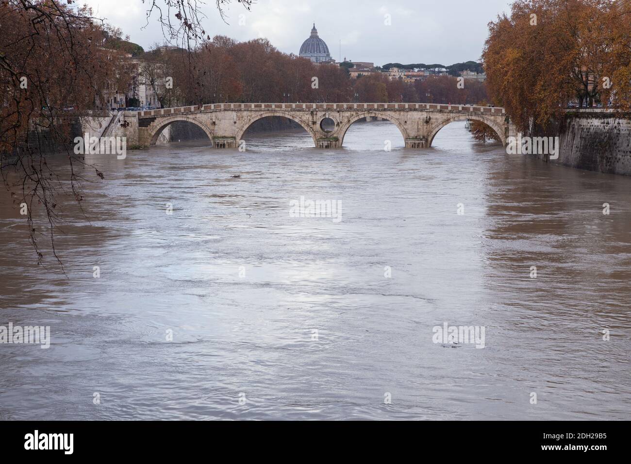 Rom, Italien. Dezember 2020. Blick auf den Tiber in Überschwemmung von der Garibaldi-Brücke (Foto: Matteo Nardone/Pacific Press) Quelle: Pacific Press Media Production Corp./Alamy Live News Stockfoto
