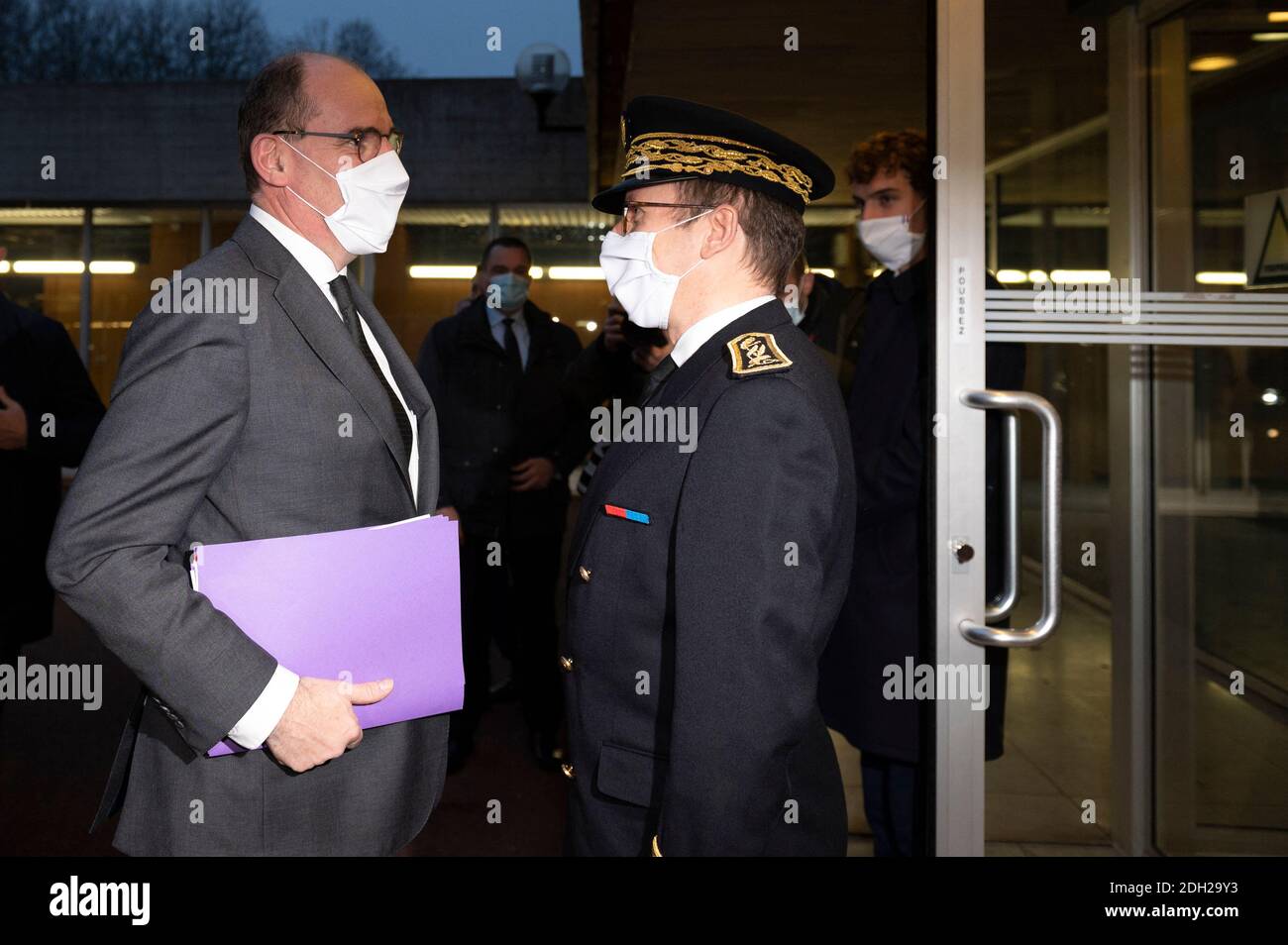 Der Präfekt von Essonne, Eric Jalon, begrüßt den französischen Premierminister Jean Castex, der am 09. Dezember 2020 in Évry-Courcouronnes, Frankreich, in der Präfektur de l'Essonne zu einem Treffen über das "Floßgesetz zur Stärkung der republikanischen Werte" der Regierung eintrifft. Frankreichs Präsident sucht heute nach dem Segen seines Kabinetts für Gesetzesentwürfe gegen den "radikalen Islamismus" nach einer Anschlagspatze, von der Kritiker befürchten, dass sie Gefahr laufen, alle Muslime ins Visier zu nehmen. Er argumentierte, dass die Gesetzgebung notwendig sei, um Frankreichs standhaft säkulares System zu stützen, aber der Plan hat weitere soziale Spannungen über die Folgen für Europ geschürt Stockfoto