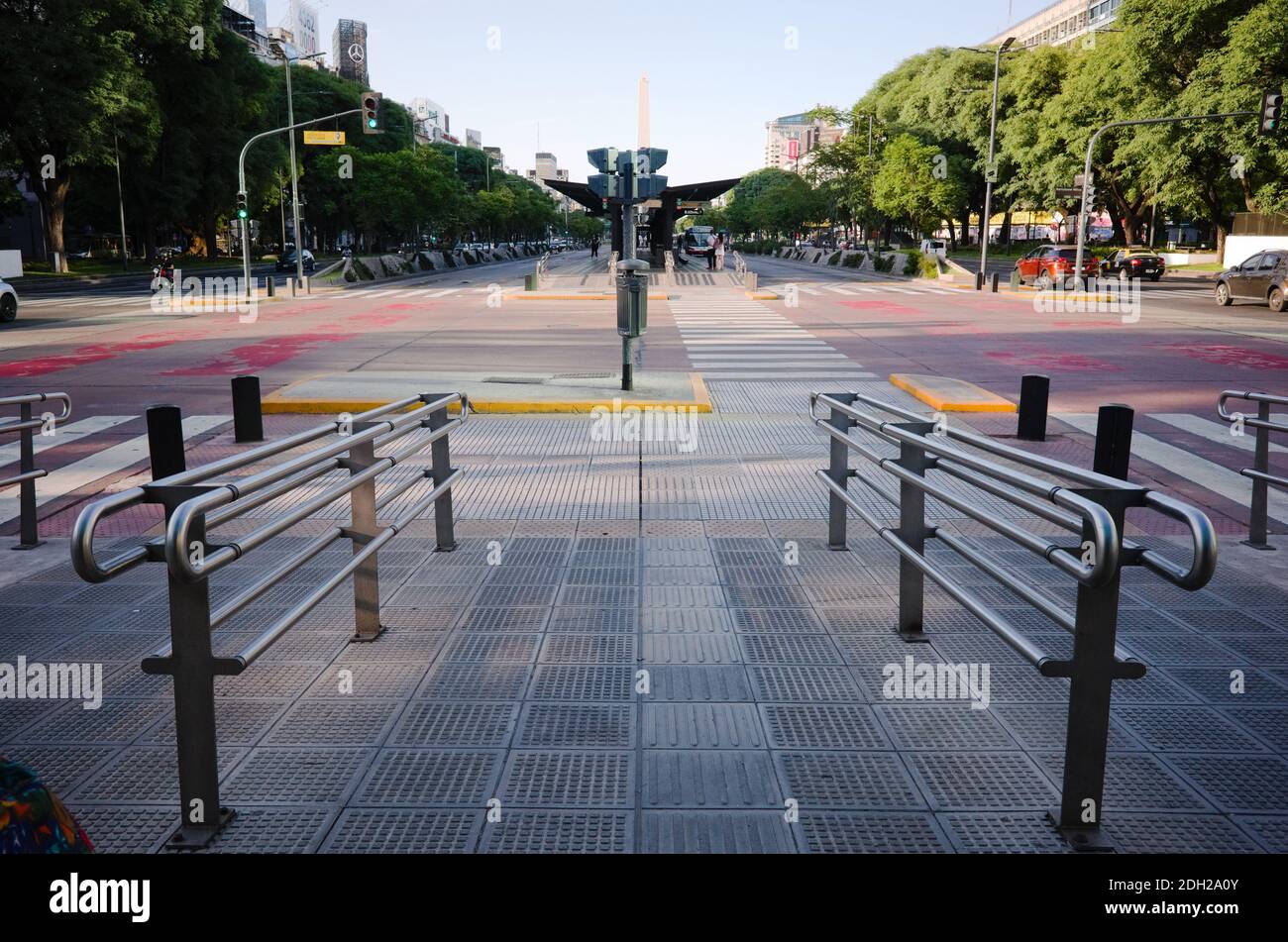 Buenos Aires, Argentinien - Januar, 2020: Fußgänger mit Geländer für Behinderte auf Straßenkreuzung. Kreuzung mit Ampel Stockfoto