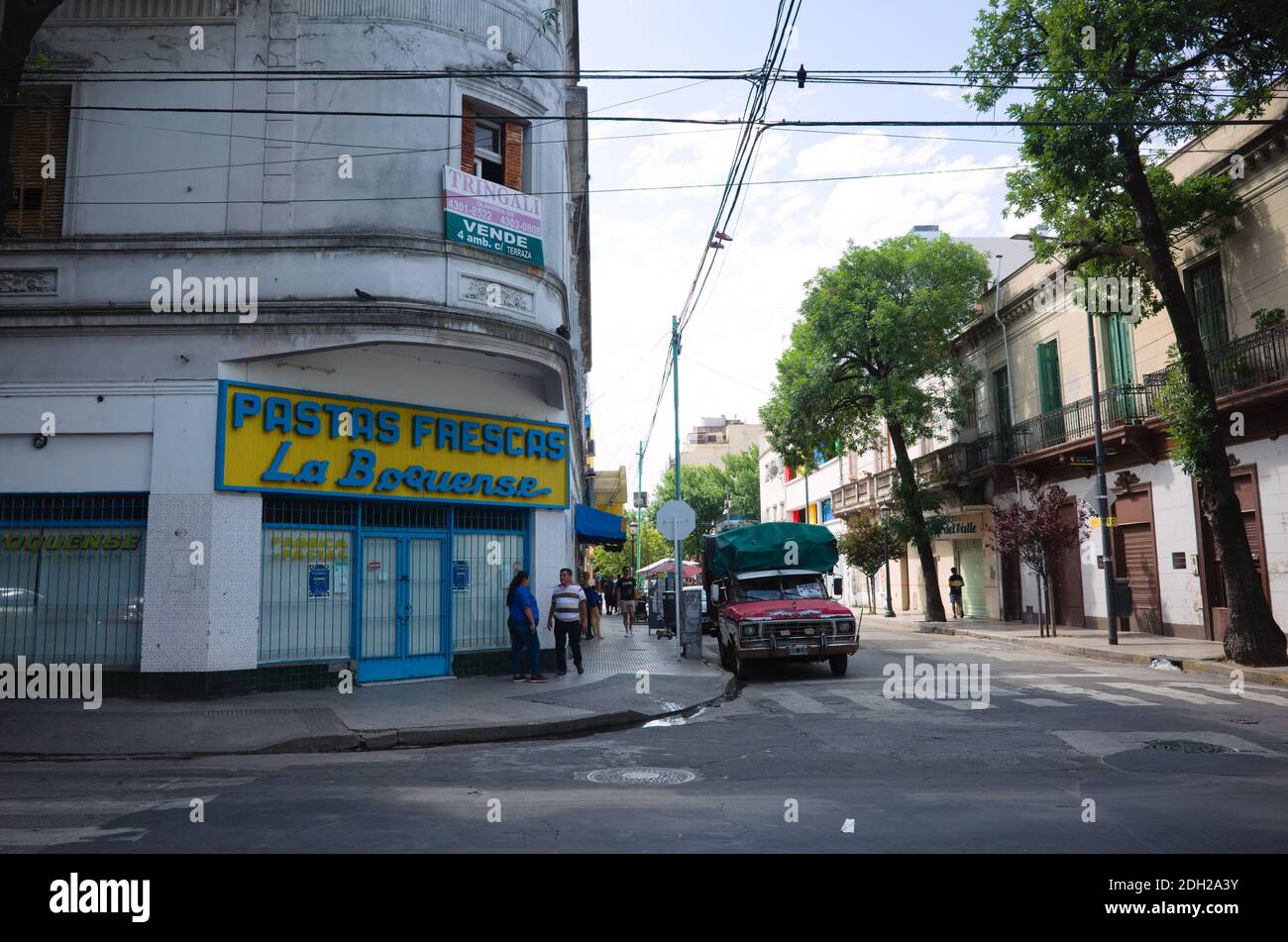 Buenos Aires, Argentinien - Januar, 2020: Traditionelle Straßenecke mit Pasta-Fabrik (fabrica de Pasta) Ort, wo frische Pasta mit Zeichen Pasta zu machen Stockfoto