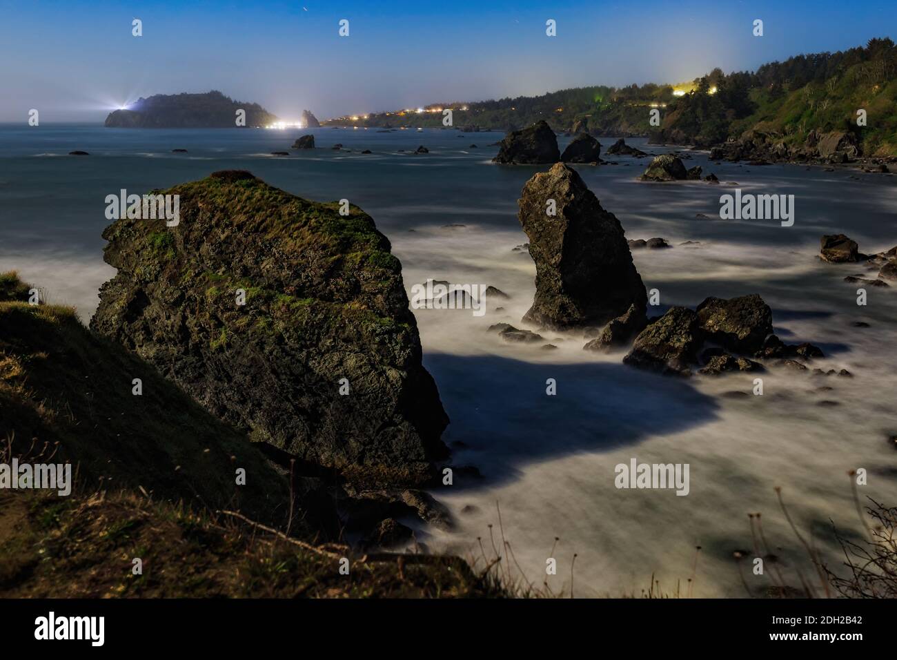 Mondschein Nacht Bild von einem Rocky Beach, Nordkalifornien Küste Stockfoto