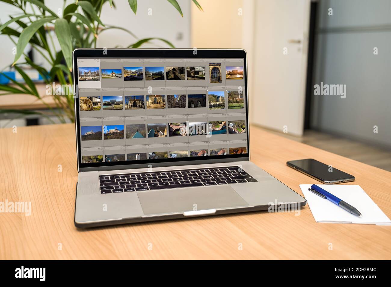 Aufgeräumter Home Office-Arbeitsplatz Stockfoto